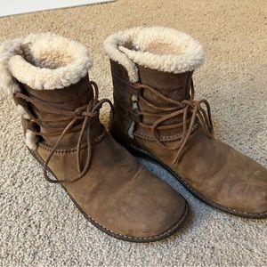 Ugg Caspia Leather Shearling lined boots size 12 eu size 43 excellent condition!